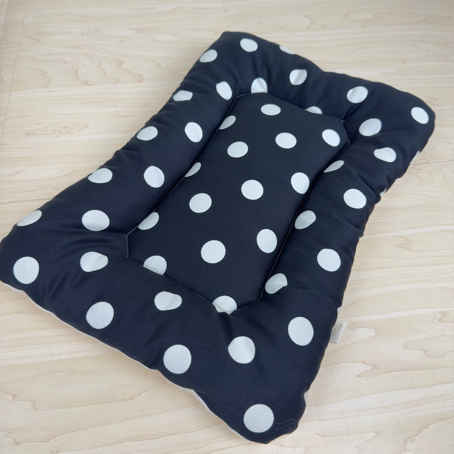 【送料無料】犬猫用 クレートマット Sサイズ｜キャリー・おでかけにも便利　ドット柄 　水玉柄