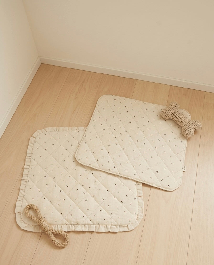 FIOLY 犬用カフェマット　Mini Cherry｜綿100％・洗濯OK｜フリルあり／なし｜送料無料